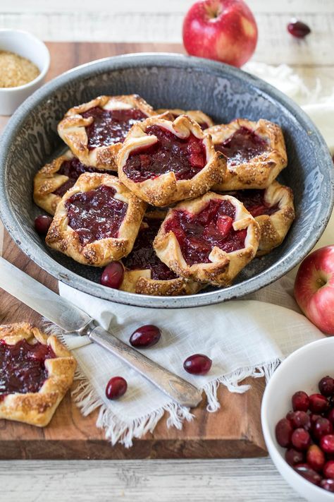 Easy cranberry apple tarts are a delicious festive dessert perfect all fall and winter long. #cranberry #apple #pie #tart Apple Pie Tart, Cranberry Tart Recipe, Holiday Tarts, Cranberry Apple Pie, Apple Cranberry Pie, Apple Tarts, Cranberry Tart, Cranberry Dessert, Tart Filling