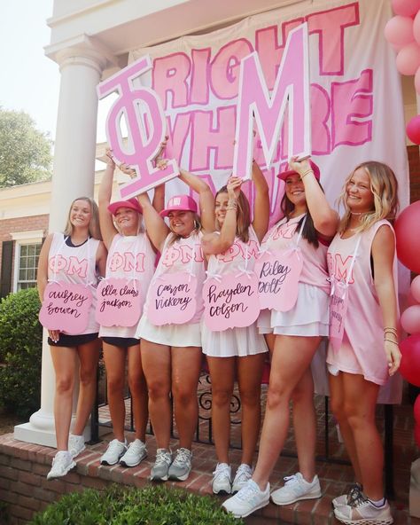 phi mu dreamin🎀 Big Lil, Bid Day Themes, Go Greek, Phi Mu, Gamma Phi, Bid Day, August 12, Greek Life, Instagram Inspo