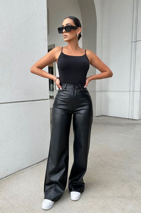 Black And Neutral Clothes, Makeup Artist Outfit Fashion, Elegant Black Wide Leg Pants, Women Leather Pants Outfit, Makeup Artist Outfits, Cute Fashion Nova Outfits, All Black Hair Stylist Outfit, Vegas Day Outfit Summer, Casual Leather Pants Outfit