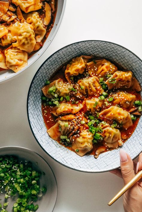 Chicken Wontons in Spicy Chili Sauce Recipe - Pinch of Yum Wonton Soup With Frozen Wontons, Spicy Chili Sauce Recipe, Vegetarian Wonton, Spicy Chili Sauce, Wonton Soup Recipe, Pantry Meals, Chili Oil Recipe, Pasta Bakes, Soups Recipes