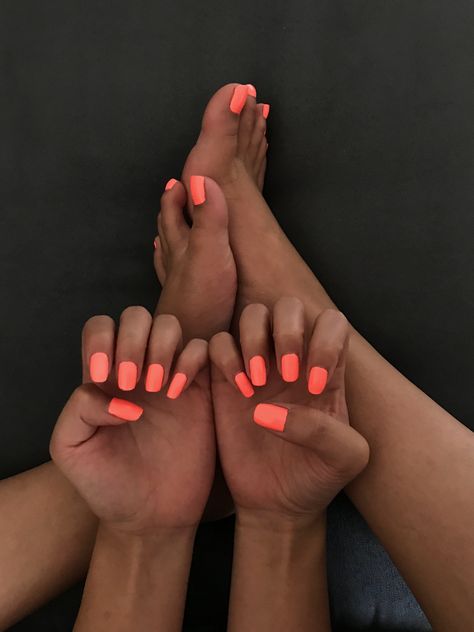 Short Nails Orange Neon, Pedicure Ideas Tan Skin, Neon Peach Nail Polish, Neon Salmon Nails, Peach Colored Nail Ideas, Pedicure Ideas Neon, Peach Toe Nails Designs, Peach Color Nail Ideas, Hot Peach Nails