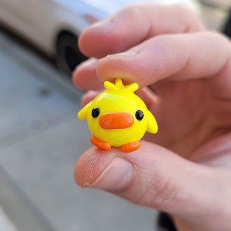 A tiny little chicken handmade out of polymer clay and given a layer of varnish for protection. Just in time for Spring, this little fella has freshly hatched and is ready to be your buddy. He has bright yellow feathers and an orange beak for peepin'. He's a perfect desk or shelf decoration, collectible, or gift! He will come securely shipped in protective packaging.  By Stones - **Please keep in mind that all of our clay pieces are made by hand so there may be slight variations. Simple Clay Characters, Cute Things To Sculpt With Clay, Clay Date Night Ideas, Cute Little Clay Animals, Polymer Clay Statue, Simple Modeling Clay Ideas, Cute Pottery Animals, Simple Clay Animals, Cute Clay Characters