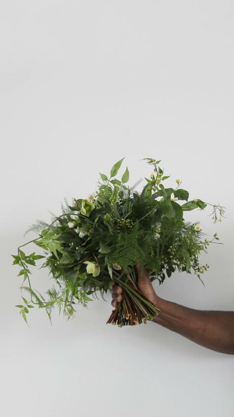 Pothos Bouquet, Thistle Bouquet Wedding, Flower Bike, Thistle Bouquet, Foliage Bouquet, Bouquet Styles, Wild Bouquet, Bouquet Green, Greenery Bouquet