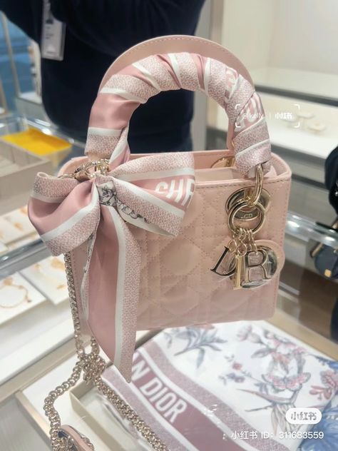 Bag Collection Aesthetic, Dior Bag Aesthetic, Pink Dior Bag, Miss Dior Bag, Pink Purses, Pink Dior, Lover Fashion, High Fashion Couture, Trendy Purses