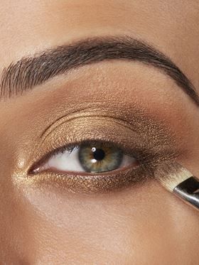 bronze-eye-shadow-look-half-width-step-2 Purple Eyeliner, Bronze Eyeshadow, Eye Pictures, Gold Eyeshadow, Makeup Looks Tutorial, Eye Shadows, Copper Hair, Eyeshadow Tutorial, Eyeshadow Makeup