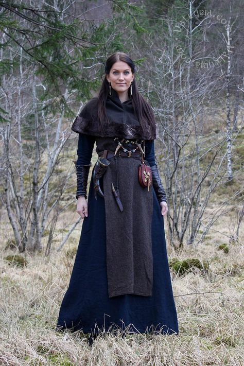 Valkyrja - Sumarmál and the summer blót 🌿 Norse Clothing, Viking Cosplay, Viking Garb, Viking Dress, Viking Costume, Viking Women, Viking Clothing, Linen Tunic Dress, Larp Costume