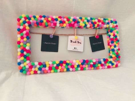 Funky Photo Frames, Felt Photo Frame Diy, Pompom Ideas, Pom Pom Letters, Mini Pictures, Upcycle Kids, Rainbow Pom Pom, Pom Mom, Making Picture Frames