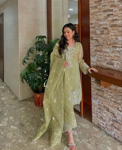 Nikah Guest Outfit, Mehndi Outfit Bridesmaids, Pakistani Wedding Guest Outfits, Eid Outfits Pakistani, Eid Outfit Ideas, Desi Attire, Pakistani Formal Dresses, Desi Wedding Dresses, Eid Outfits