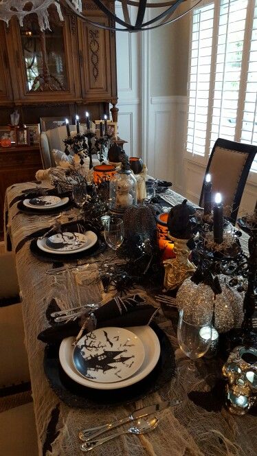 Halloween Dinning Room Table Decor, Spooky Table Setting, Halloween Table Scapes, Halloween Dinning Room Table Decorations, Elegant Halloween Tablescape, Halloween Kitchen Table Decor, Halloween Table Settings Ideas, Halloween Dinner Table Decor, Halloween Centerpiece Ideas Table