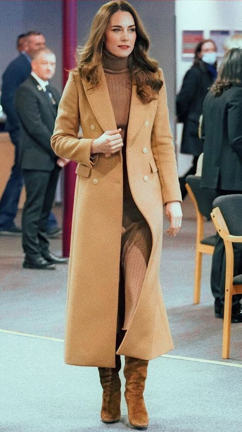 Tan Rain Coat Outfit, Kate Middleton Style Outfits, Prince Charles And Diana, Looks Kate Middleton, Irish Fashion, Cold Fashion, Princess Katherine, Attractive Dresses, Kate Middleton Outfits