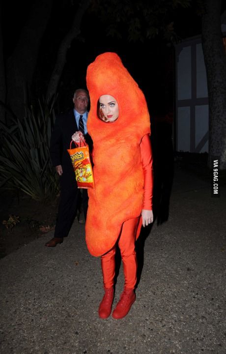 Ladies and gentlemen, Katy Perry as a Cheeto. Katy Perry Costume, Stars D'hollywood, Creative Outfits, Nicki Minaj Pictures, Funny Sites, Celebrity Halloween Costumes, Ladies And Gentlemen, Halloween Party Costumes, Costume Outfits