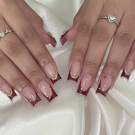 ig: setsbycarolaa Burgundy Nails With Diamonds, Wine Square Nails, Nail Designs Burgundy, Wine Color Nails, Nails Diamonds, Nails With Gems, Burgundy Nail Designs, Nails Board, Nagel Design