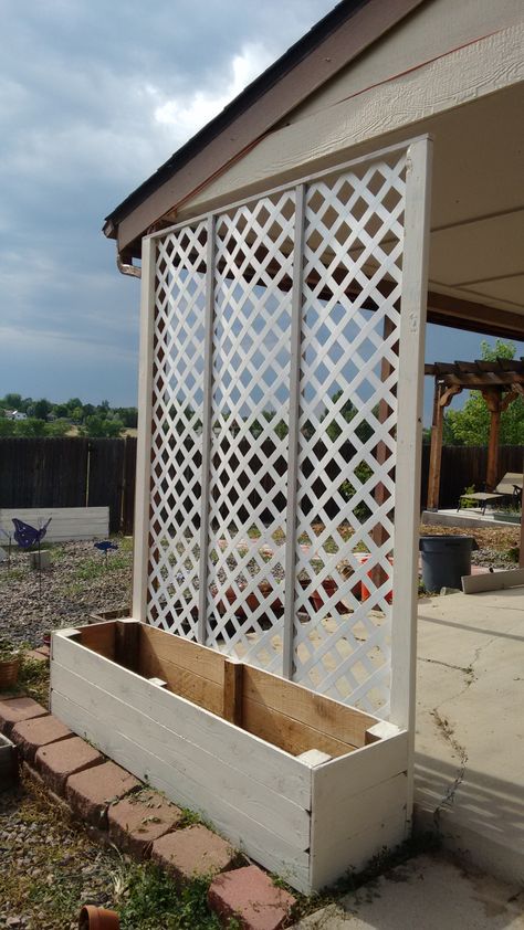 Lattice Privacy Screen, Cabin Landscape, Backyard Planters, Wall Planters Outdoor, Pretty Porches, Patio Gardening, Privacy Ideas, Patio Privacy Screen, Concrete Patios