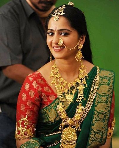 Gold Blouse Designs, Kerala Saree Blouse Designs, Nauvari Saree, Anushka Shetty, Fancy Blouses, Beautiful Blouses, Beautiful Saree, Saree Blouse Designs, Indian Beauty Saree