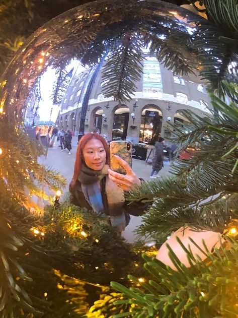 Best Christmas Destinations In The World | Vacation Aesthetic Christmas Selfies Instagram, Christmas Photo Ideas Instagram At Home, Christmas Pic Ideas Instagram, Christmas Market Instagram Pictures, Christmas Market Pictures Ideas, London Christmas Photo Ideas, Christmas Instagram Post Ideas, December Instagram Post Ideas, Christmas Photo Dump