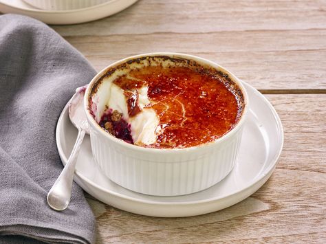 Yogurt Creme Brulee with Fresh Fruit and Granola recipe from Bobby Flay via Food Network Creme Brulee Recept, Recipes Brunch, Mothers Day Desserts, Berry Patch, Dinner Desserts, Creme Brulee Recipe, Brulee Recipe, Blueberry Breakfast, Crustless Quiche