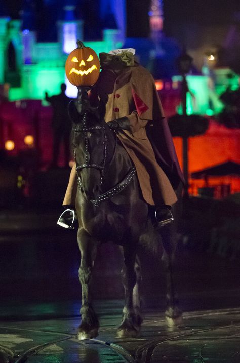 Headless Horseman Costume, Headless Horseman Halloween, Disney Horses, The Headless Horseman, Disney World Halloween, Mickey Halloween Party, The Legend Of Sleepy Hollow, Horse Costumes, Disneyland Halloween