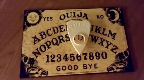 La tavola Ouija è spesso vista come strumento occulto per contattare i morti, ma la loro origini non sono così sinistre. L’originale tavoletta Ouija creata nel 1891, poi una società di novità brevettò il trucco da salotto spiritualista alla fine del XIX secolo e Parker Brothers (che ora fa parte di Hasbro) acquistò i diritti […] Barware