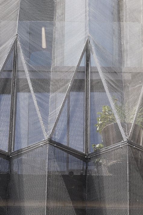 WRA forms a pleated steel mesh façade for parisian residence designboom Metal Mesh Screen, Wild Rabbits, Metal Facade, Black Rooms, Cladding Systems, Facade Cladding, Marmaris, Facade Architecture, Steel Mesh