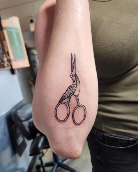 Old Sewing Machine Tattoo, Measuring Cup Tattoo, Crane Scissors Tattoo, Quilter Tattoo, Sewing Scissors Tattoo, Thimble Tattoo, Crochet Tattoos, Tattoo Sewing, Sewing Tattoo