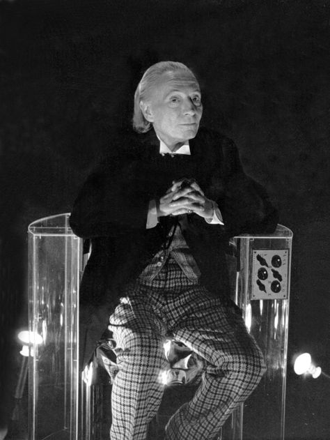 Classic Who: Behind the scenes - Doctor Who - William Hartnell - Imgur #doctorwho #williamhartnell #firstdoctor First Doctor Who, 1st Doctor Who, Scifi Doctor, Doctor Who First Doctor, 1st Doctor, The Great Doctor, Doctor Who Tv, William Hartnell, Classic Doctor Who