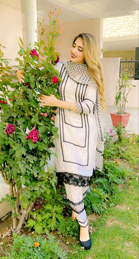 Lass Design Suit, Lace Suit, Lace Dress Design, Girls Dresses Sewing, Latest Dress Design, Womens Trendy Dresses, Long Kurti Designs, Pakistani Fancy Dresses, Pakistani Fashion Party Wear