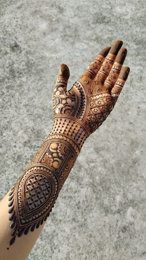 Karwachauth Mehendi Designs, Full Hand Mehndi Design, Mehendi Ideas, Short Mehndi, Beautiful Simple Mehndi Design, Short Mehndi Design, Front Mehndi, Mehndi Ideas, Front Mehndi Design