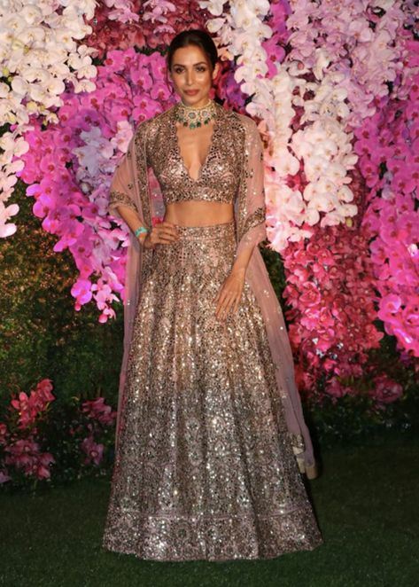 Top 9 Lehenga Trends We Saw At The Ambani Wedding! Work Lehenga Designs, Shloka Mehta, Akash Ambani, Ambani Wedding, Wedding Bollywood, Mirror Work Lehenga, Work Lehenga, Malaika Arora, Indian Bridal Lehenga