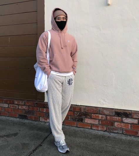 outfit inspo Pink Hoodie Men Outfit, Pink Hoodie Outfit Men Aesthetic, Pink Sweatshirt Outfit Men, Mens Pink Outfit Streetwear, Pink Outfits For Guys, Pink Streetwear Outfit Men, Pink Mens Outfits, Pink Male Outfit, Pink Hoodie Outfit Men