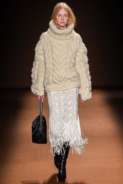 Andrew Gn Knitwear Inspiration, Andrew Gn, Mode Boho, Knitwear Fashion, White Sweater, Knitwear Design, 2015 Fashion, Chunky Sweater, Knit Outfit