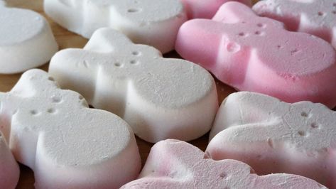 DIY Easter Bunny Peeps Marshmallows recipe Bombones de conejos de pascua receta fácil #bombones #marshmallows #DIY #peeps #easter #recipe #dessert Diy Marshmallows, Diy Peeps, Marshmallow Bunnies, Diy Easter Bunny, Bunny Peeps, Tea Infusion, Easter Recipe, Marshmallow Bunny, Peeps Easter