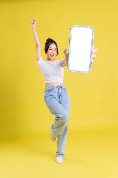 Yellow Background Photoshoot, Poses With Phone, Girl Holding Phone, Posing With Product, Model Poster, Professional Profile Pictures, Holding Phone, Adobe Photoshop Design, Photo Stock Images