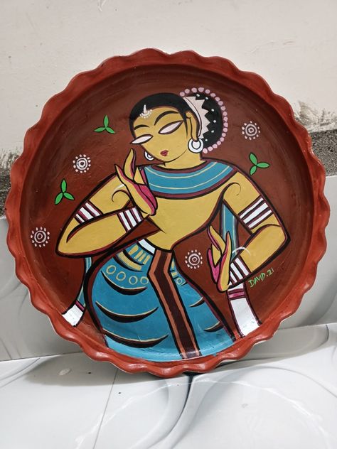 Sora Painting Ideas, Kalighat Paintings Jamini Roy, Mud Plate Painting, Plate Painting Ideas Indian, Matir Thala Painting, Bengali Drawing, Sora Painting, Clay Plate Painting Ideas, Bengali Alpona