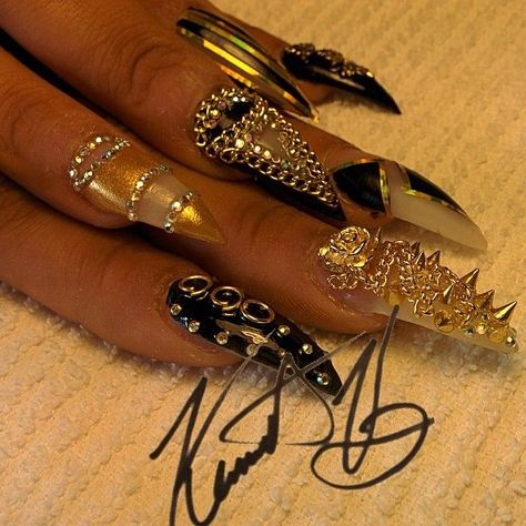 I wouldn't do this on my own nails but I live the artistry in them! Different Nail Designs, Gold Nail, Her Nails, Black Nail, Nail Polishes, Stiletto Nails, Black And Gold, Different Types, Nail Designs