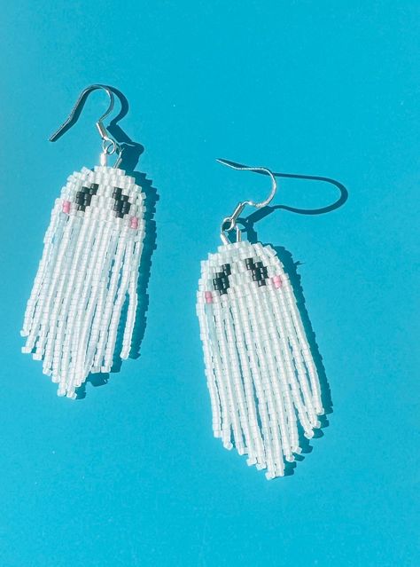 Handbeaded  ghost earrings! Made with glass Miyuki beads. *IMPORTANT* store you fringe earrings on a earring rack or flat with all the fringe in place, if the earrings are stored with the fringe not laying correctly the earrings can get stuck in that position and not lay correctly! made slowly in Seattle. Handle with love and care! Ghost Beaded Earrings, Beaded Ghost Earrings, Beaded Earring Ideas, Beaded Ghost, Halloween Jewellery, Earring Rack, Fringe Earring, Beaded Jewelry Earrings, Beaded Earrings Tutorials