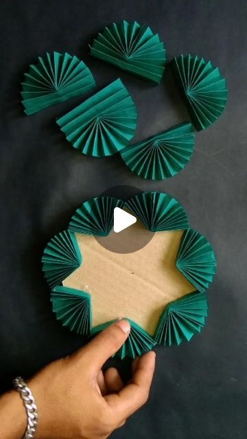 Wall Decoration Paper Craft, Paper Flower Wall Hanging Ideas, Paper Weaving Wall Art, Flower Crafts With Paper, Craft Paper Flowers Diy, Cute Wall Hangings Diy, Crafts By Paper, Diy Crafts Wall Hangings, How To Make Wall Hanging With Paper