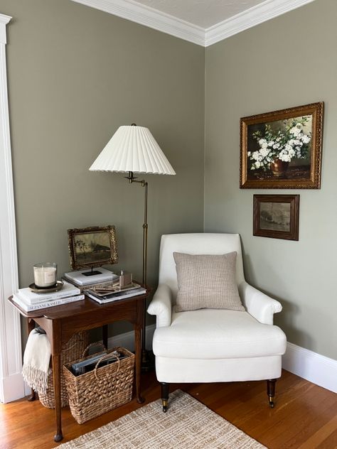 Cottage Reading Corner, French Country Reading Nook, Cozy Chair Corner, Corner Sitting Area Cozy Nook, Vintage French Interior Design, Living Room Corner Chair, Cozy Living Room Corner, Reading Nook In Bedroom, Vintage Living Room Ideas