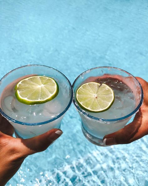 Drinks By The Pool Aesthetic, Margarita Beach Aesthetic, Margarita Pool Party, Margarita On The Beach, Margarita Aesthetic, Drinks By The Pool, Poolside Drinks, Pool Drinks, Poolside Party