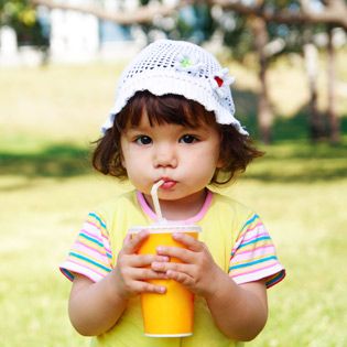 Sort out which types of beverages are best for your child and which he doesn't need, from juice to flavored milk and more. Juice Photoshoot, Healthy Drinks For Kids, Toddler Nutrition, Kids Juice, Cocktail Juice, Dental Hospital, Yogurt Breakfast, Healthy Hydration, Child Health