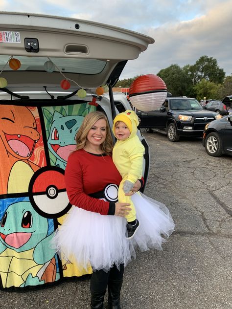 Pokemon Pokeball costume family trunk or treat DIY Pregnant Pokemon Costume, Pokémon Ball Costume, Trunk Or Treat Pokemon Ideas, Womens Pokemon Costume Diy, Family Pokemon Costumes Halloween, Pokemon Group Costume, Pokemon Halloween Costume Family, Pokémon Family Costume, Pokemon Trunk Or Treat Ideas For Cars