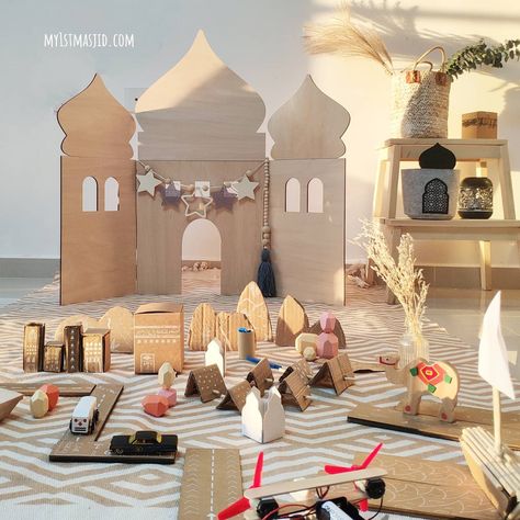 A great fun DIY Hajj village using cardboard. Great for teaching Islamic tradtions. Fun cardboard Islamic Hajj toy idea. Eid Ul Fitr Decorations, Diy Eid Decorations, Cardboard Decor, Eid Activities, Arabian Nights Party, Village Kids, Prayer Room Ideas, Muslim Kids Activities, Ramadan Kareem Decoration