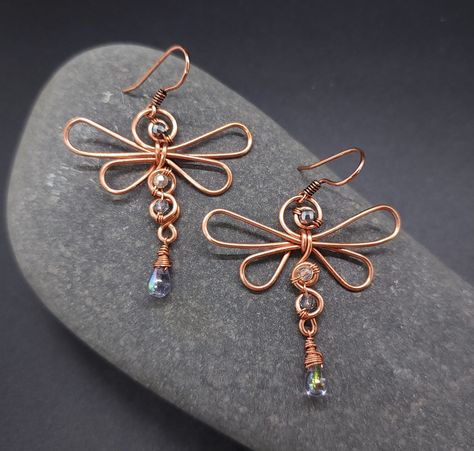 Dragonflies are beautiful insects! I love to watch them zip around with their sparkly wings and iridescent bodies! These delightful earrings are sure to start a conversation and are handcrafted of copper wire and a variety of glass beads and crystals. The earrings measure apprximately 2 inch long by 1.5 inches wide. All photos have been enlarged to show details.   Please refer to the dimensions listed in the description for true size. Earrings come in a gift box ready for giving and are shipped Wire Art Tutorial, Wire Jewelry Diy, Beaded Wire Art, Diy Earrings Dangle, Beautiful Insects, To Start A Conversation, Crystals Earrings, Bijoux Fil Aluminium, Dragonfly Jewelry