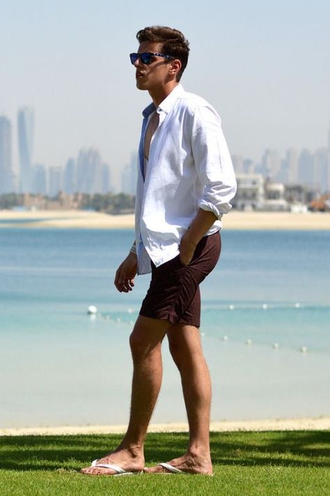 Havaianas Style Men Styling, Fashionable Men, Short Men, Summer Shorts Outfits, Havaianas Flip Flops, Short Men Fashion, Flip Flops Style, Shorts Outfits, Man Style