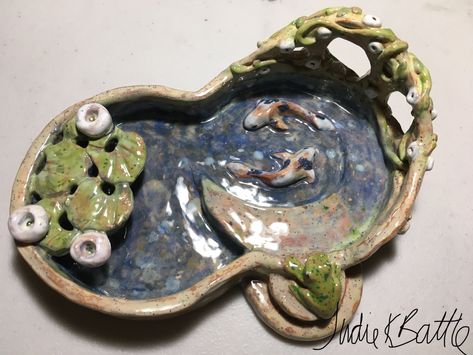 Clay Pond Tray, Pottery Coil Ideas, Unique Clay Projects, Clay Koi Pond, Clay Ash Tray Ideas, Cool Ceramics Projects, Simple Pottery Ideas, Clay Tray Ideas, Things To Do With Clay