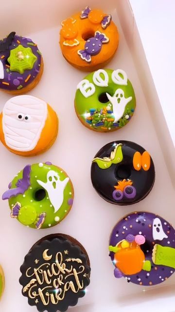 Halloween Mini Donuts Ideas, Halloween Donuts Ideas, Halloween Cupcake Recipes, Donut Drawing, Donut Decorating Ideas, Halloween Food Cupcakes, Postres Halloween, Halloween Donuts, Easy Cupcake Recipes