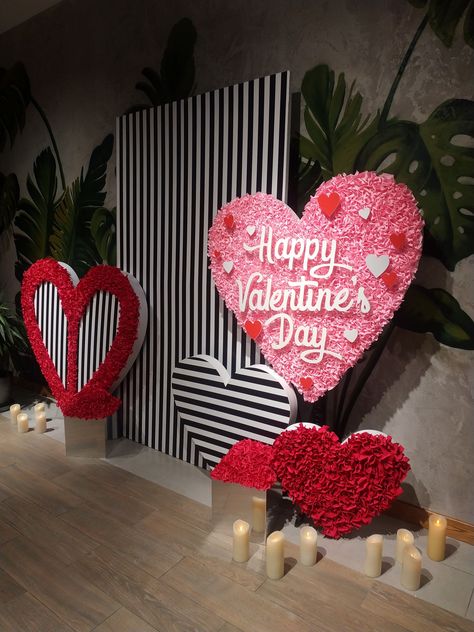 Valentines Restaurant Decor Ideas, Velentain Days Decoration, Large Valentine Decorations, Valentines Day Decorations For Restaurant, Valentine Day Backdrop Ideas, Church Valentines Decorations, Valentines Restaurant Decor, Valentines Day Restaurant Decor, Valentines Day Decorations Restaurant