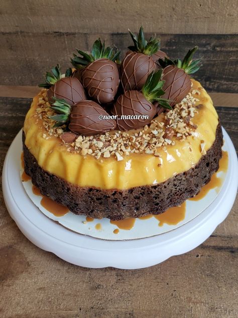 Chocolate Cake Flan, Chocoflan With Strawberries, Flan Topping Ideas, Flan Birthday Cake, Flan Chocolate Cake, Strawberry Flan Cake, Mini Choco Flan, Choco Flan Cake, Choco Flan Recipe