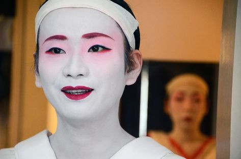 Male gaysha also known as taikomochi or otoko geisha Male Geisha, Geisha Makeup, Mime Makeup, All White, Eye Mask, Sleep Eye Mask, Mask, Makeup, White