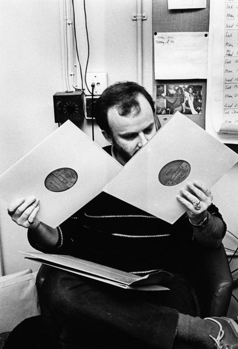 John Peel People Listening To Music, Picture Of People, Golden Age Of Radio, John Peel, 70s Punk, Vinyl Player, Old School Music, Modern Music, Charming Man