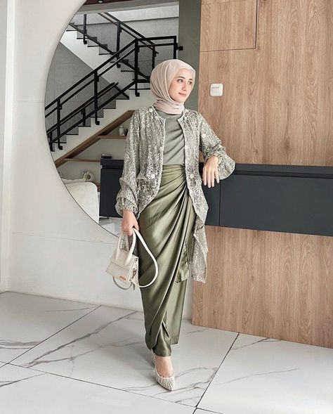 Kebaya Brokat Modern, Dress Wisuda, Kemeja Denim, Kondangan Outfit, Dress Muslim Modern, Braidsmaid Dresses, Kebaya Modern Dress, Rok Outfit, Kebaya Brokat